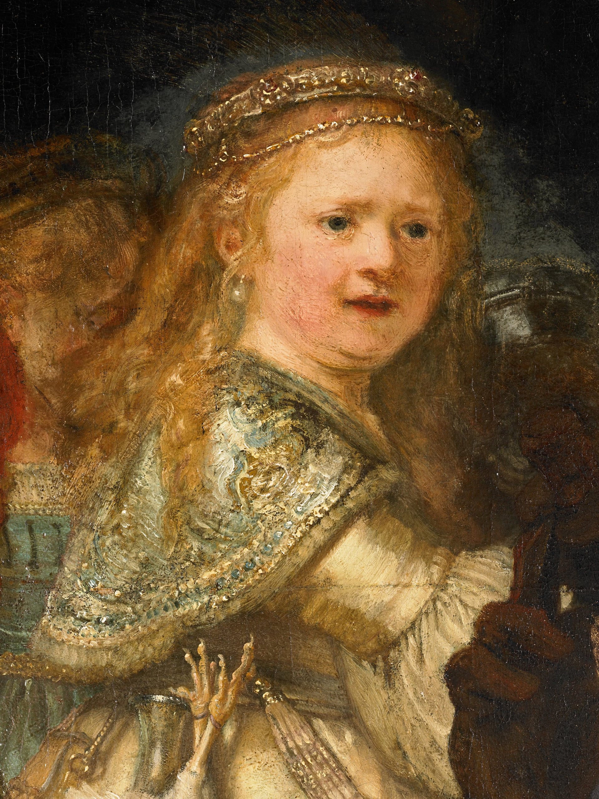 人物肖像刻画主题 - 戴金盔的少女 - 少女精致装扮神态温婉 